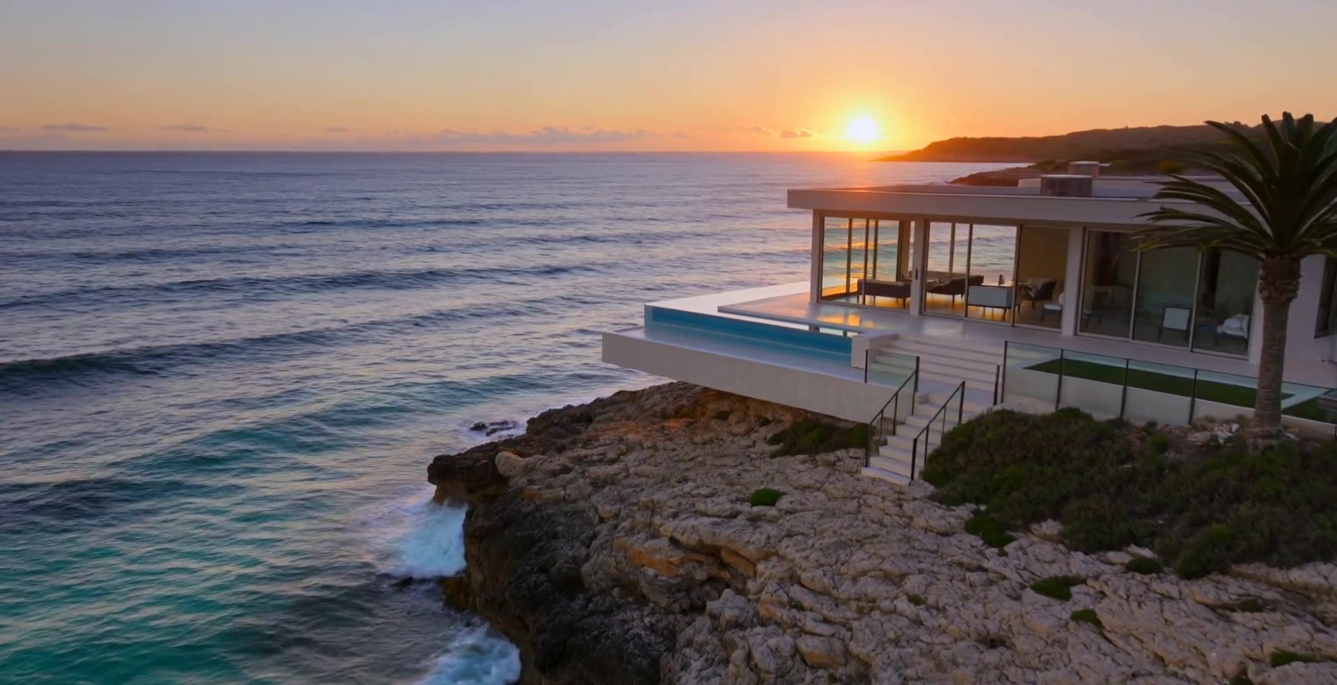 Villa contemporaine surplombant la mer au crépuscule